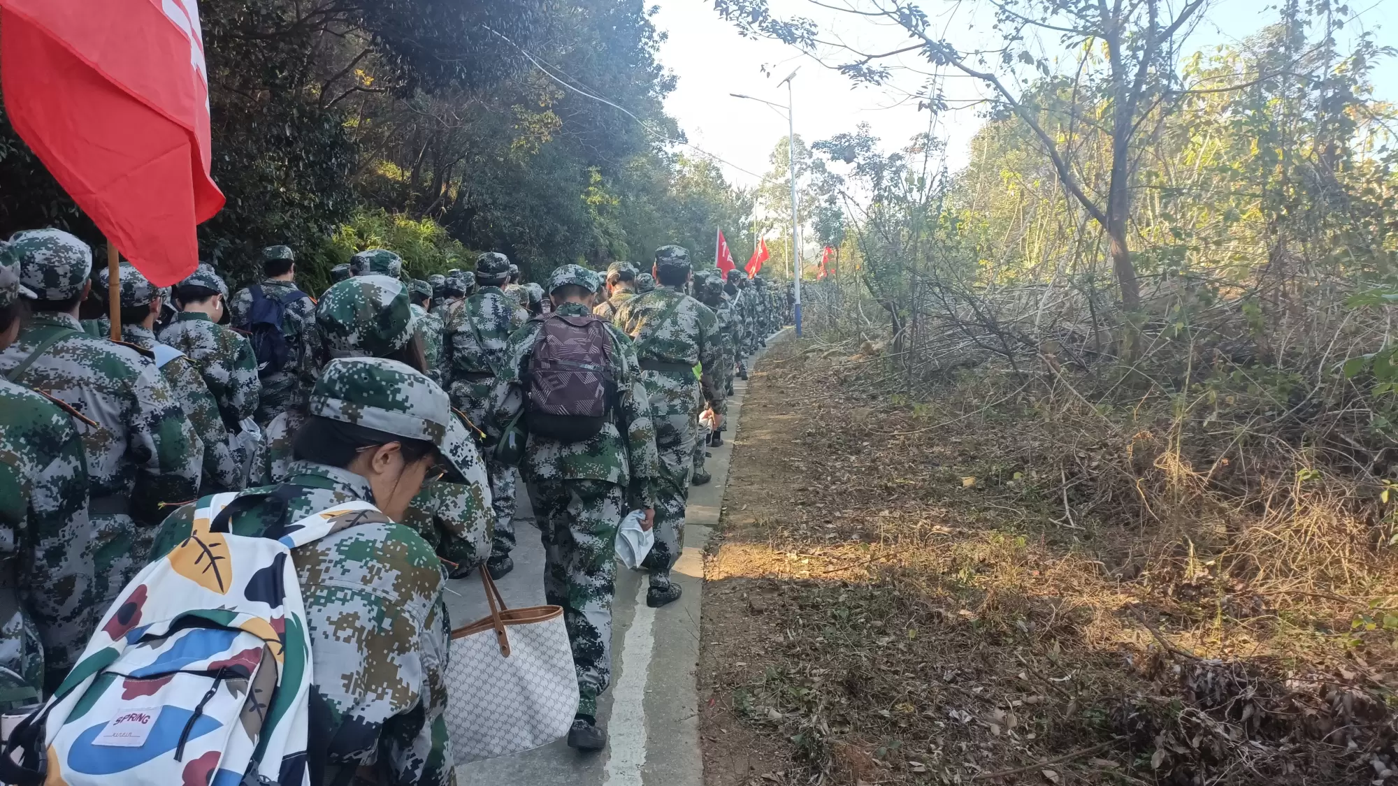 军训拉练的我们