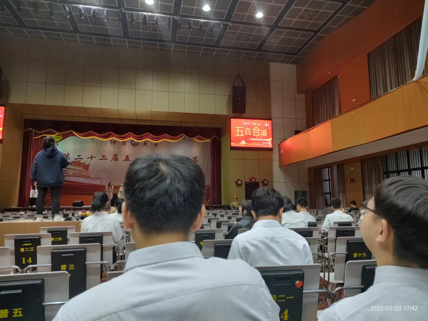 仰恩大学会计学院五四合唱现场